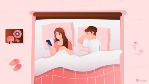 Frau liegt neben ihrem Freund im Bett und fragt sich, warum sich die Affäre nicht mehr meldet
