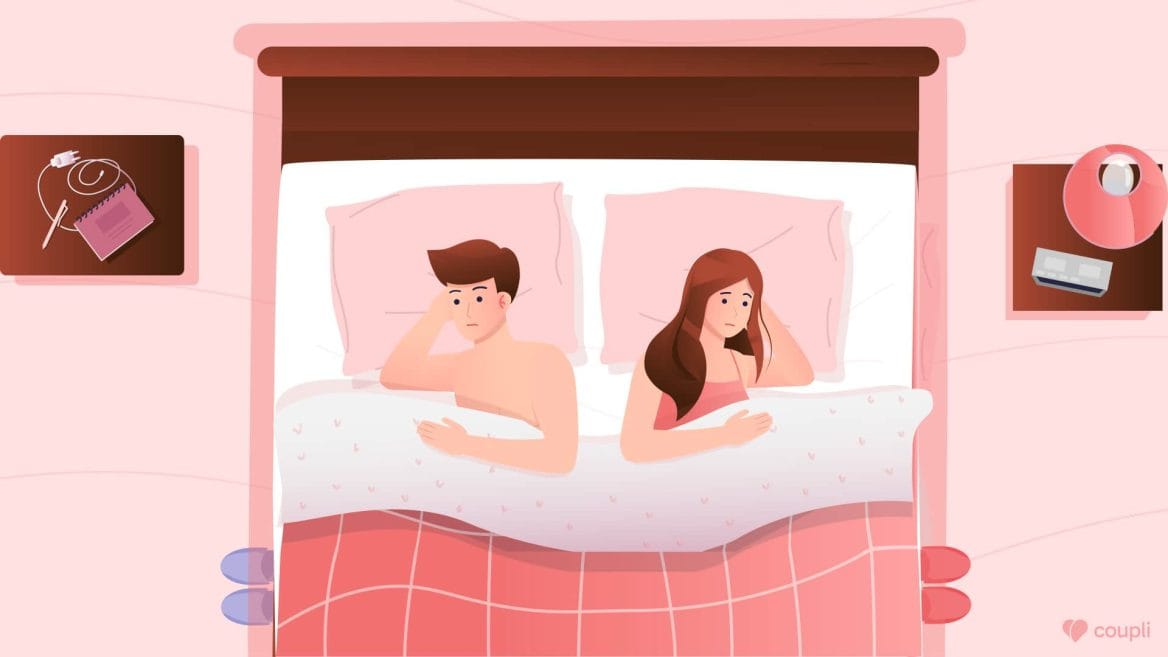 Frau und Mann liegen im Bett nebeneinander und haben keine Lust auf Sex
