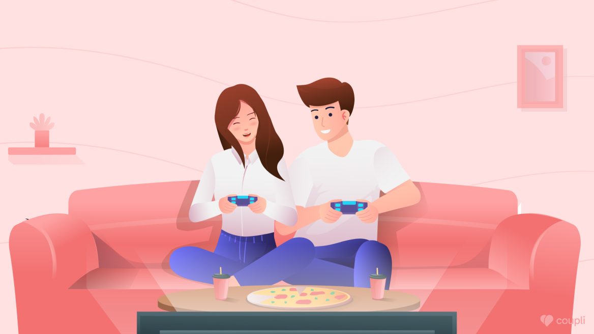 Frau und Mann spielen gemeinsam auf einer Konsole und essen Pizza
