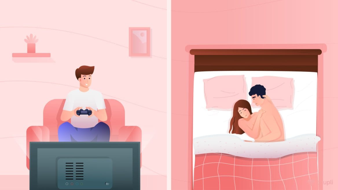 Ein Mann sitzt in seinem Wohnzimmer und spielt auf einer Konsole während seine Freundin im Zimmer daneben sex mit einem anderen Mann hat.