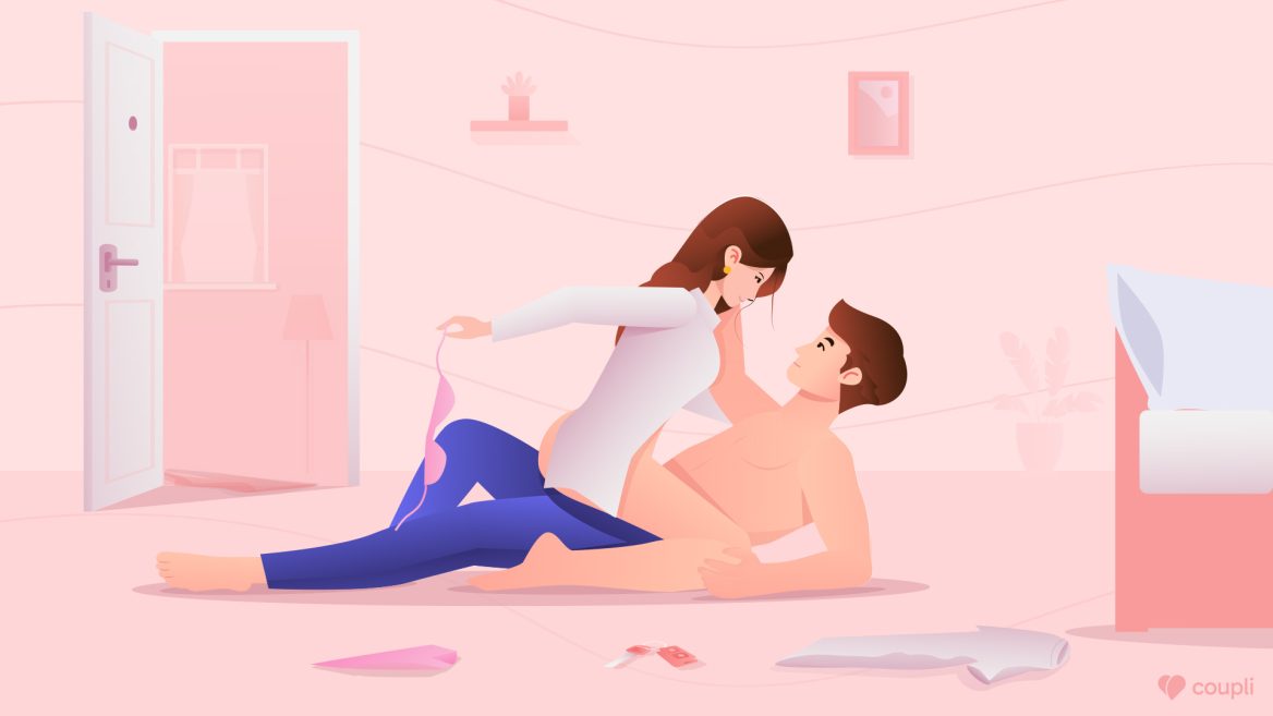 Frau und Mann liegen nackt auf dem Boden und haben Sex