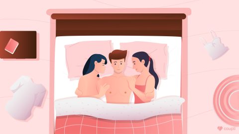 Mann mit zwei Frauen im Bett