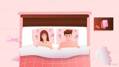 Ein Mann und eine Frau liegen nackt nebeneinander im Bett und fühlen sich unsicher.